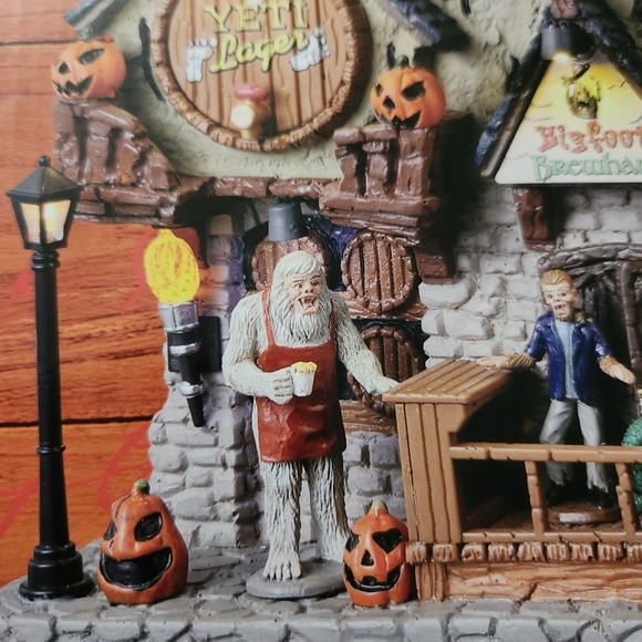 Lemax Spooky Town Bigfoot Brewhaus & Undead Brewery Halloweem Village - Picture 5 of 8